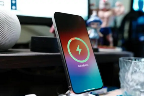 融水苹果15换屏服务分享用什么充电器给iPhone15充电更好 